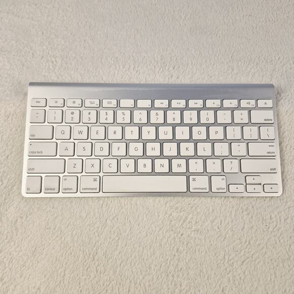 Apple A1314 Wireless Keyboard with Bluetooth for iMac / Mac / iPad - Picture 1 of 11